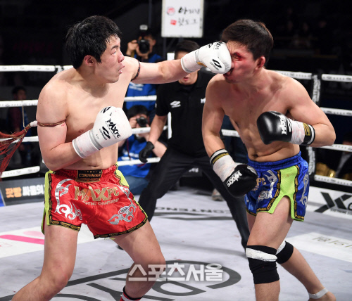 [맥스FC]최훈을 그로기 상태로 모는 이지훈, \'챔피언 벨트를 지키는 펀치야~\'