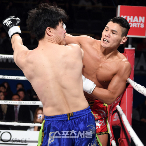 [포토]돌주먹의 맥스FC 황호명, \'넘어질 때가 됐는데~\'