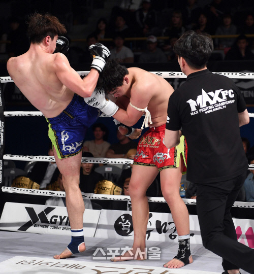 [포토]방태훈을 킥으로 공격하는 윤태균, \'맥스FC를 빛내는 테크니션이죠~\'