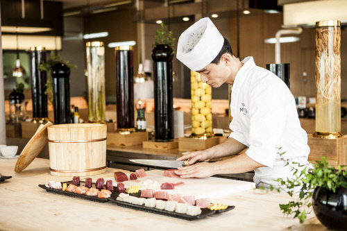 [보도사진] 쿠치나M 셰프가 일식 요리를 준비 중이다