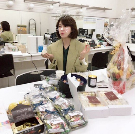 "다시 밝은 모습" 하지원, 대기실서 귀여운 먹방