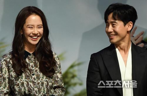 [포토] 신하균-송지효, 부부 커플...잘 어울리나요?