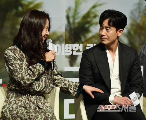 [포토] 신하균-송지효, 부부연기...너무 다정해~!