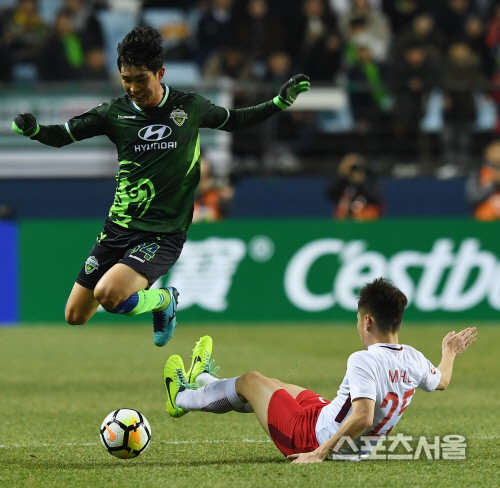 [포토] 전북 이승기, 텐진은 가뿐히...넘고~!