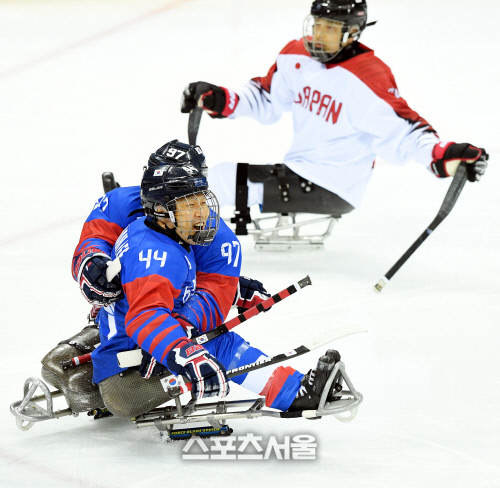 [포토] 아이스하키 한일전, 4-1로 앞서는 이해만의 쐐기골!