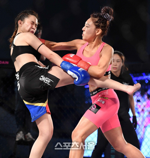 [포토]펀ㅣ를 날리는 엔젤스파이팅 여성부 김정화, \'턱이 돌아가네~\'