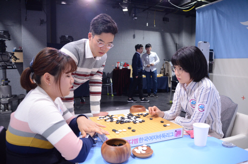 이슬아(오른쪽) vs 김민정