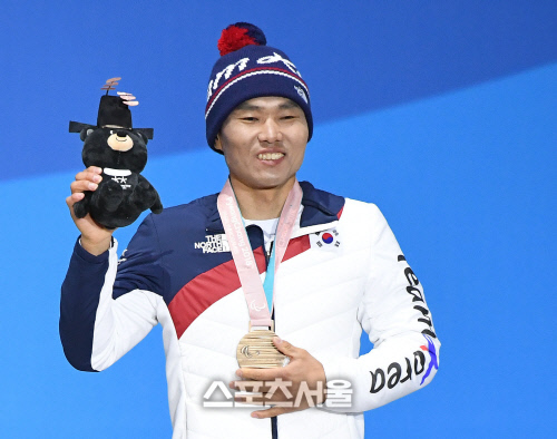 [포토] 신의현, 한국대표팀의 소중한...첫 메달!