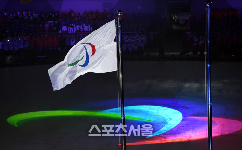 [포토] 평창동계패럴림픽, 개막식에서 게양되어 펄럭이는 패럴림픽기