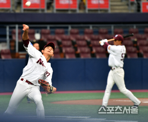 [포토]몸푸는 이정후 \'지금 백프롭니다!\'