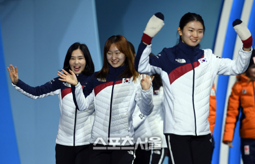 [포토]시상식 입장하는 김예진-최민정-심석희