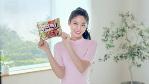 '설현게티 효과 한번 더!'…설현, 농심 짜파게티 2년 연속 모델 발탁