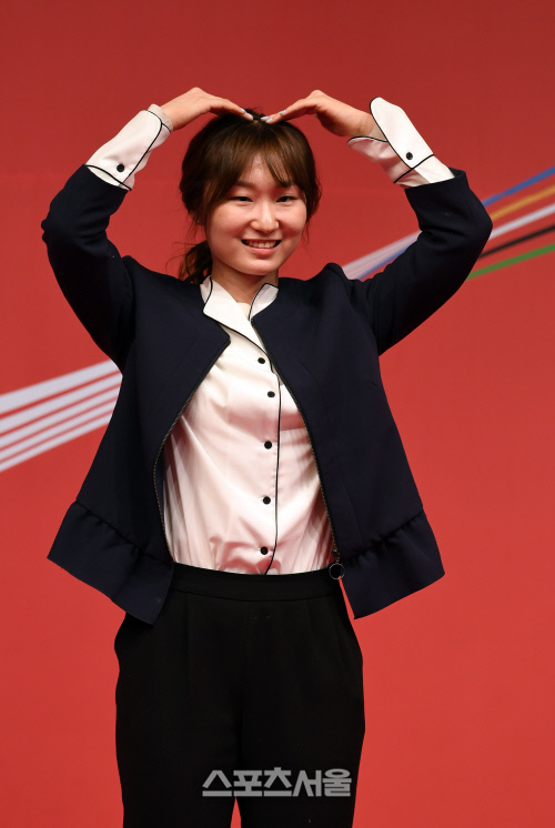 [포토]코카콜라 체육대상 우수선수상 최민정, '엄마 사랑해요!'