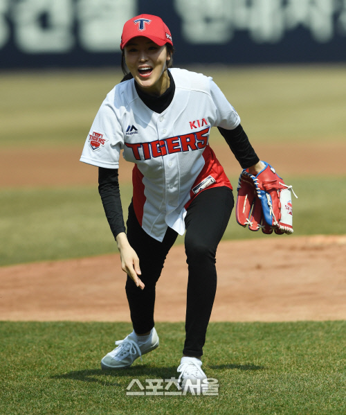 [포토] 쇼트트랙 김아랑의 시구, 어머나~!