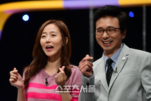 [포토] 강수지-김국진 '애틋한 하트 포즈'