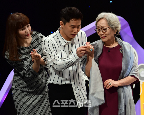 [포토] 양세형, 김영옥에 하트 만드는 법 강의