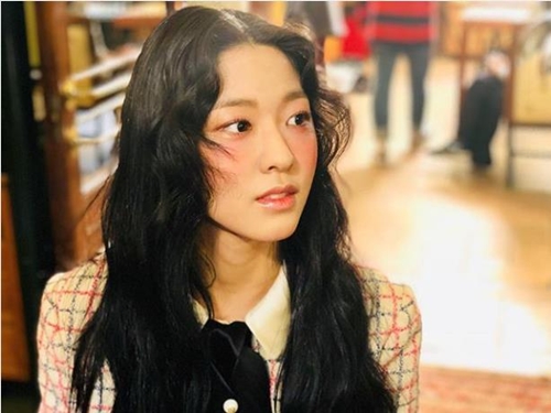 [★SNS]설현, 화보 촬영 중 '매혹 美' 발산