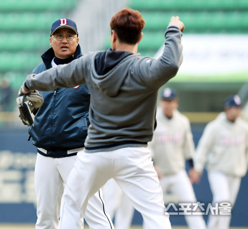 [포토] 두산 조인성 코치, 양의지를 향해...?