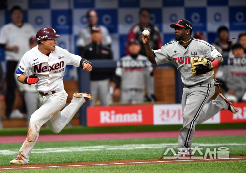 [포토]런다운 걸린 김하성 \'나만 죽는 플레이 보여주지!\'