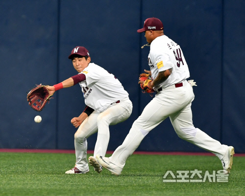 [포토]침착한 이정후 \'박용택 잡아내는 송구센스\'