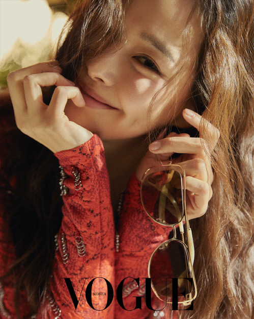 "아이웨어도 우아하게 소화" 이하늬, 빠져드는 보조개 미소