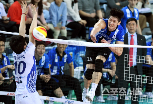 [포토] 현대캐피탈 문성민, 허공 위를 걷는 듯한...강스파이크!