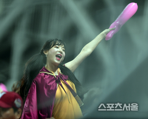 [포토]망또 두른 김안나 \'역전을 빌어보아요!\'