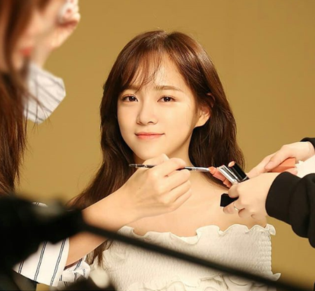 [★SNS] "예뻐도 너무 예뻐"…김세정, 미스코리아 뺨치는 미모