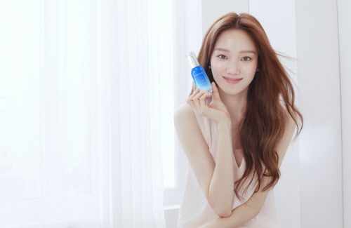 [라네즈] 워터뱅크 하이드로 에센스_모델컷 (1)