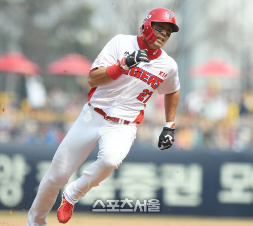 [포토] KIA 이명기, 팀 첫 안타에 첫 득점까지!