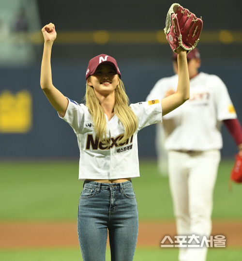 [포토] EXID 정화, 시구 만세~!