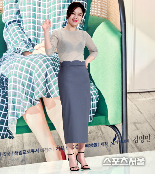 [현장스케치] 김현주, 파격적인 시스루 룩으로 시선 강탈