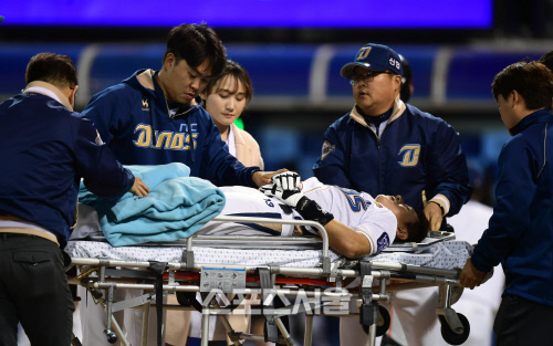 [포토] 머리에 투구 맞은 손시헌 \'부상이 아니길\'
