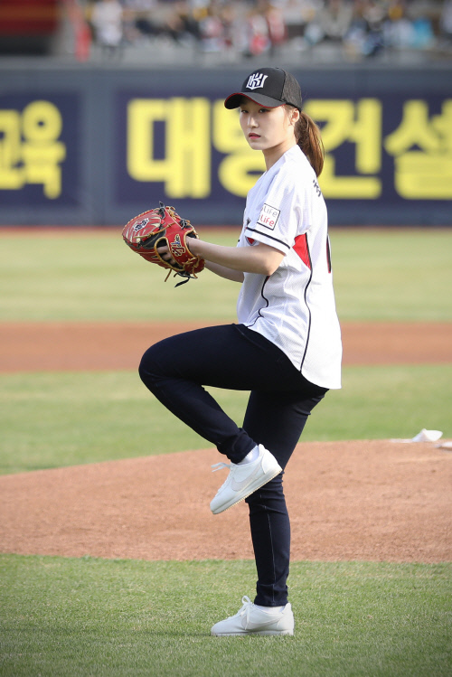 평창올림픽 2관왕 최민정, KT 두산 수원 경기 시구