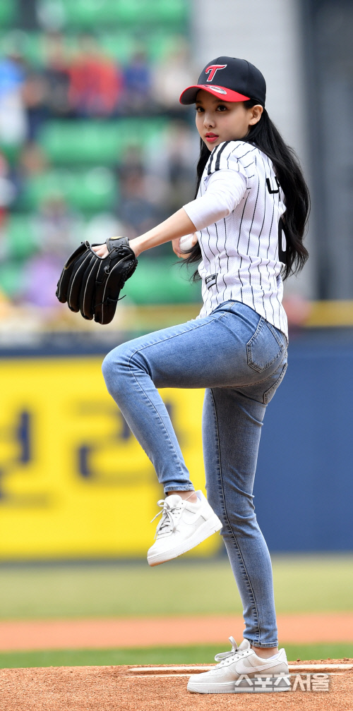[포토]마운드까지 올라간 패기의 트와이스 나연