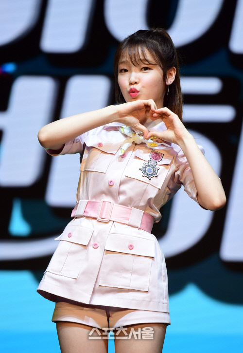 [포토] 오마이걸 승희, 키스 쪼옥~