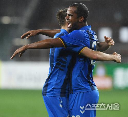 [포토] 울산 주니오-오르샤, 멜버른에 무자비한 외인 콤비!