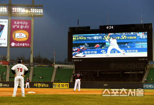 [포토] 알쏭달쏭 비디오 판독, 전광판으로 다함께~!
