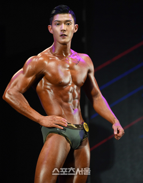 힘이 넘치는 피트니스스타 모델 김진, 진한 몸매의 소유자죠~[포토]
