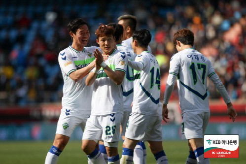 '이동국·손준호 골' 전북, 포항 원정서 2-0 완승…2위 도약