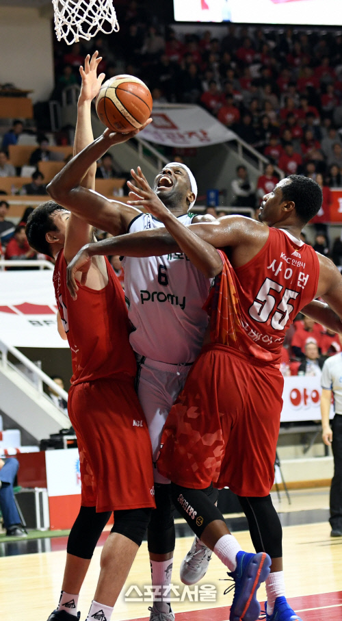 [포토]로드벤슨, 샌드위치 수비를 뚫어라