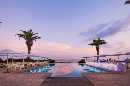 [보도사진] 대명 샤인빌 리조트 야간 인피니티풀 (1)