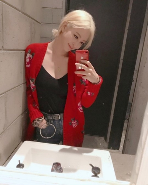 [★SNS] 금발 매력이란 이런 것…한예슬, '섹시 美' 붉은색으로 강조