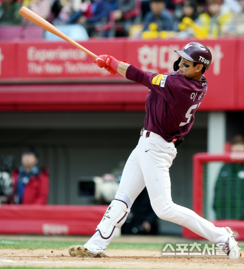 [포토] 넥센 이정후, 선취점 다리 놓는...2루타 폭발~