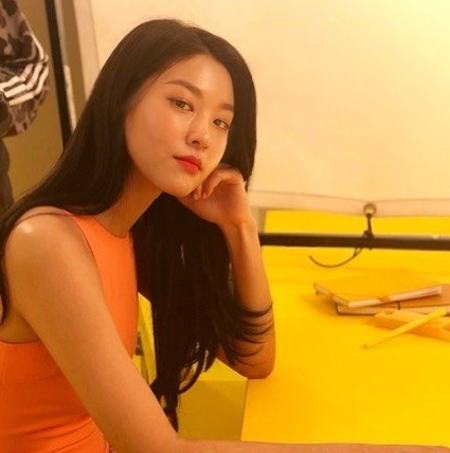 [★SNS] "흑발의 정석"…설현, 미스코리아 뺨치는 미모