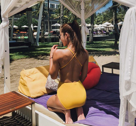 "이 골반, 실화냐"…김준희, 밀착 수영복 입고 S라인 뽐내