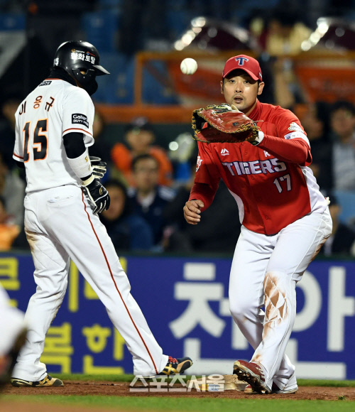 [포토]1루수 서동욱, 1루주자 묶어둘께요