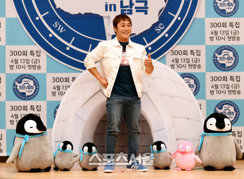 [포토] 남극원정대장 김병만 '펭귄들과 나란히'