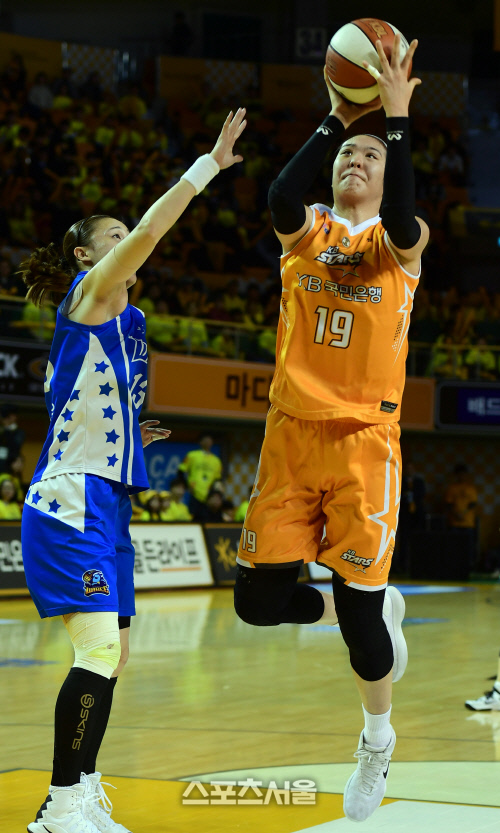 [포토] 박지수 \'막을테면 막아봐\'