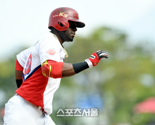 [포토] \'3호 홈런\' 버나디나,